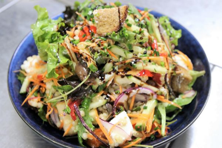 Sometimes you do make friends with salads! Especially when the taste this good!